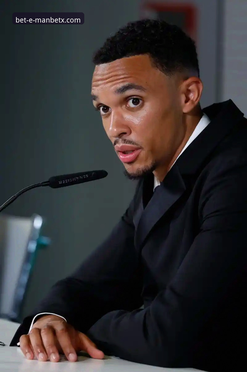 皇马球星阿诺德训练场外小插曲最新动态，体育平台用户热议球星与规则